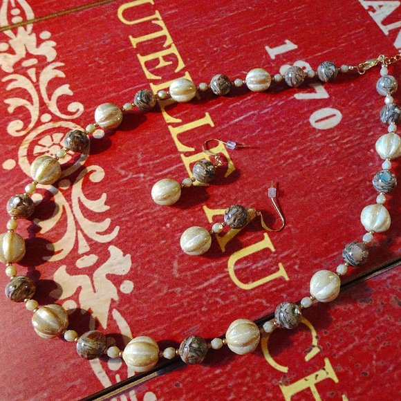 Handmade necklace & earring set with creamy Czech melon beads - Picture 1 of 7